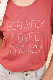 Nouveau message iconique 'Beauvoir Loved Baklawa' brodé sur le devant en fil écru.