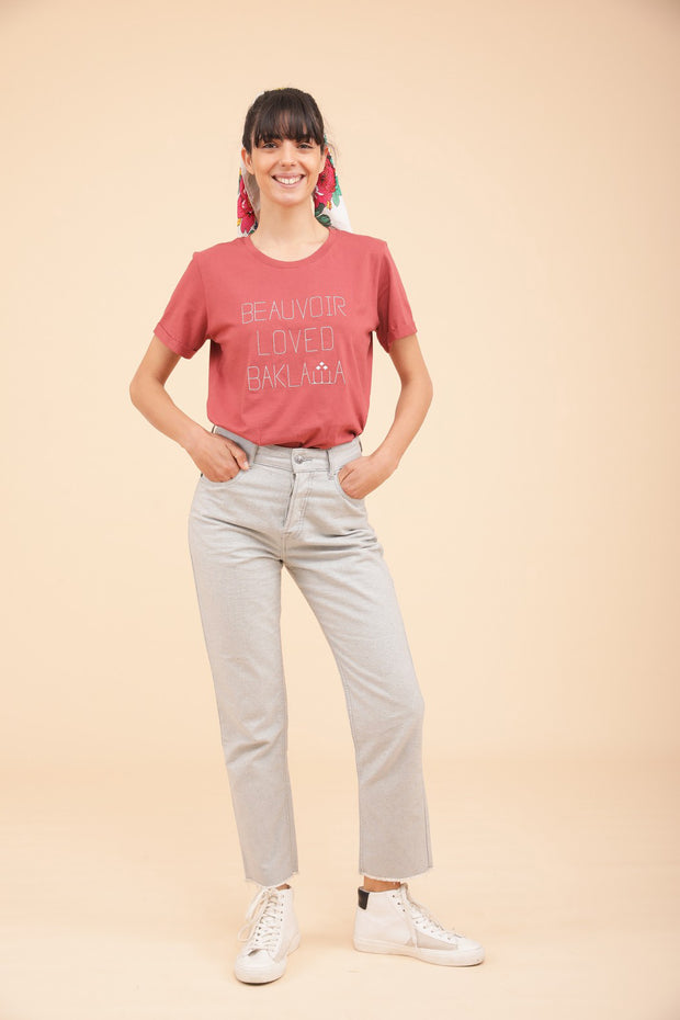 Nouveau t-shirt LYOUM pour femme. Coupe droite indémodable et encolure ronde le tout dans une matière douce et fluide 100% coton bio, belle couleur rouge grenat