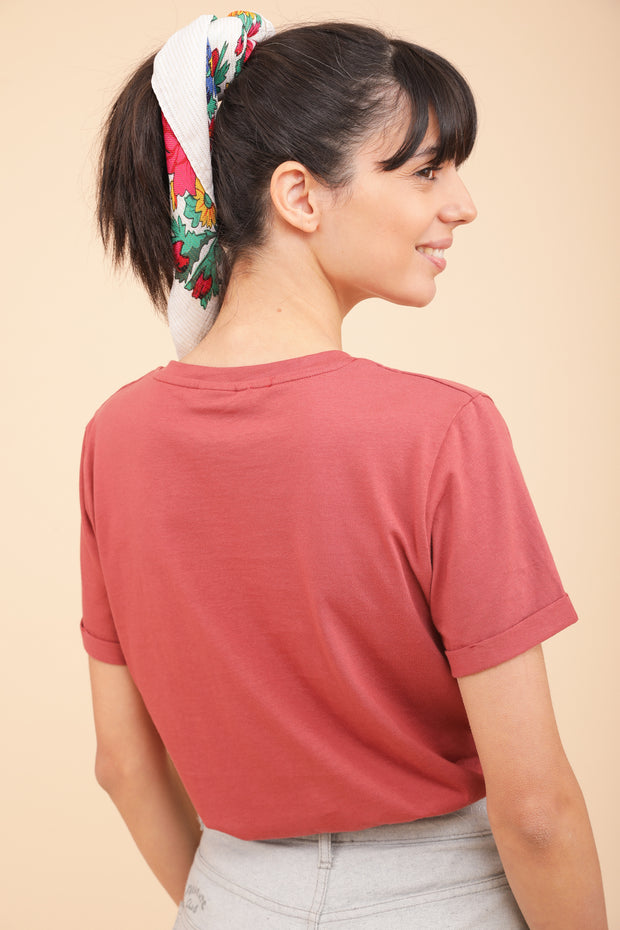 T-shirt LYOUM pour femme. Coupe droite parfaite, encolure ronde et manches courtes à revers. Belle couleur rouge grenat et broderie sur le devant.