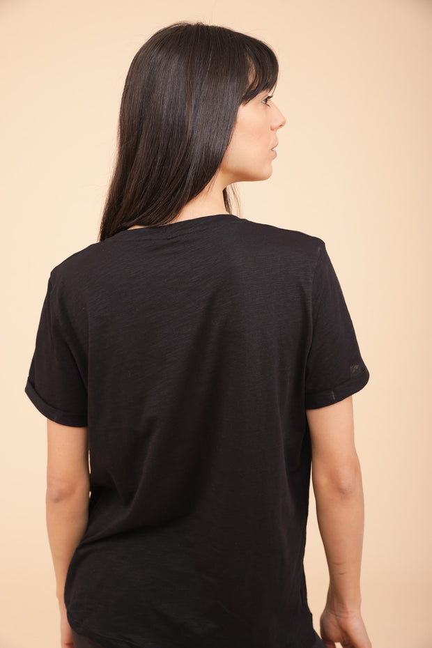 Découvrez le nouveau t-shirt pour femme. Coupe parfaite et manches courtes à revers. Couleur noir charbon.