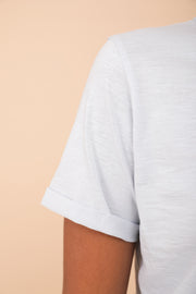 T-shirt pour femme, couleur bleu clair et manches courtes à revers. 