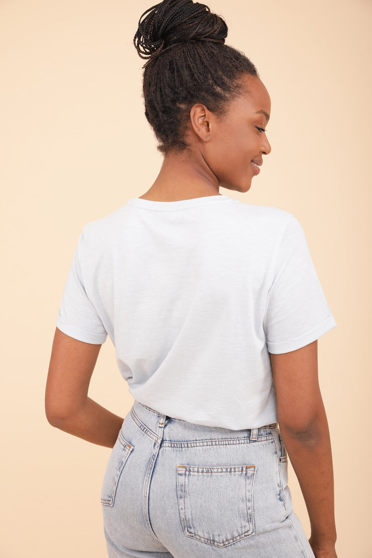 Nouveau t-shirt LYOUM pour femme. Coupe droite indémodable et encolure ronde le tout dans une matière douce et fluide. A porter tous les jours.