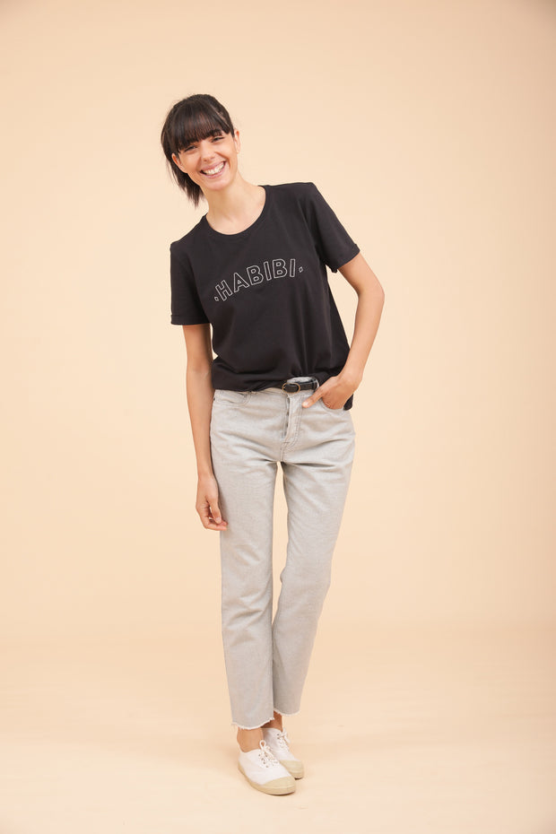 T-shirt manches courtes pour femme. Coupe droite parfaite et col rond, on le porte tous les jours.