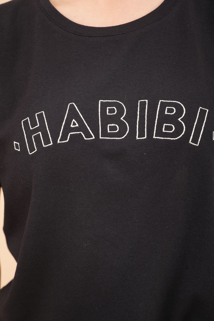 'Habibi' ('mon Amour' en arabe) avec lettres brodées devant en fil doré.