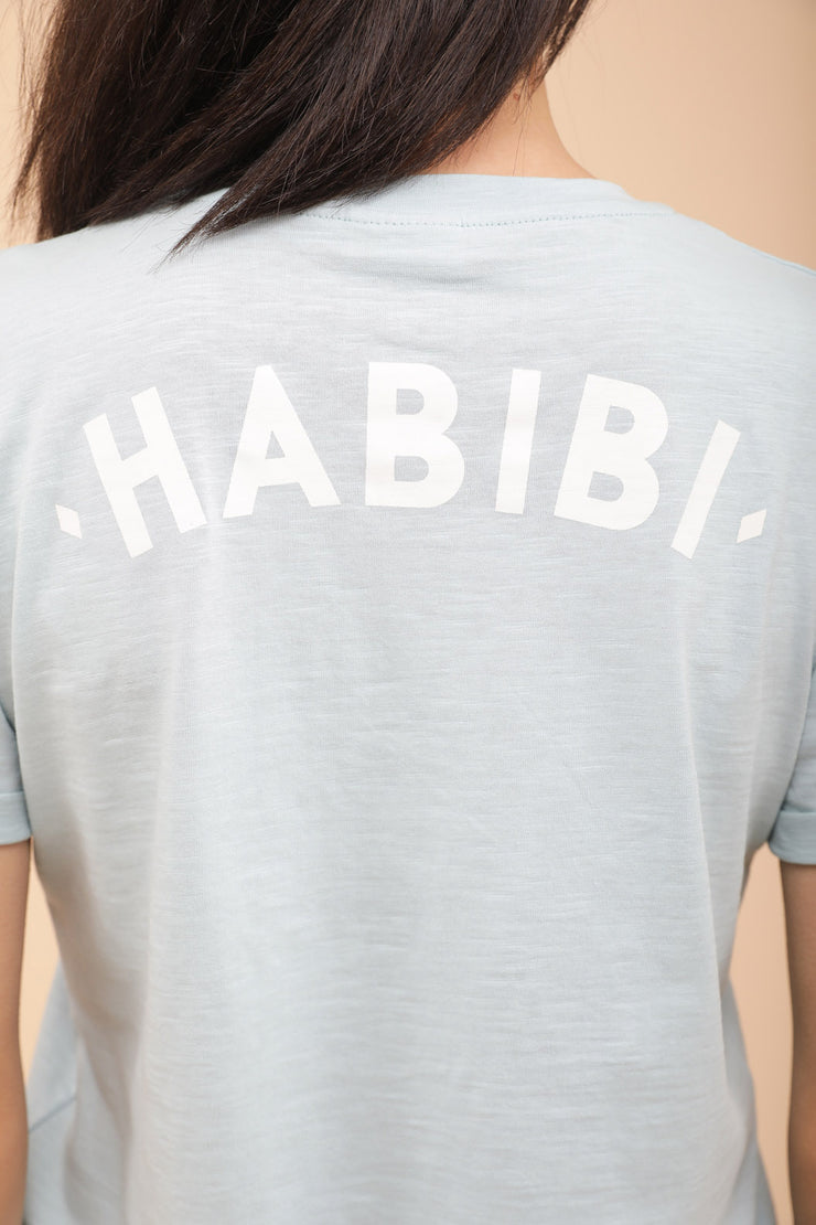 Message iconique, ‘Habibi' ('Mon Amour' en arabe) au dos.