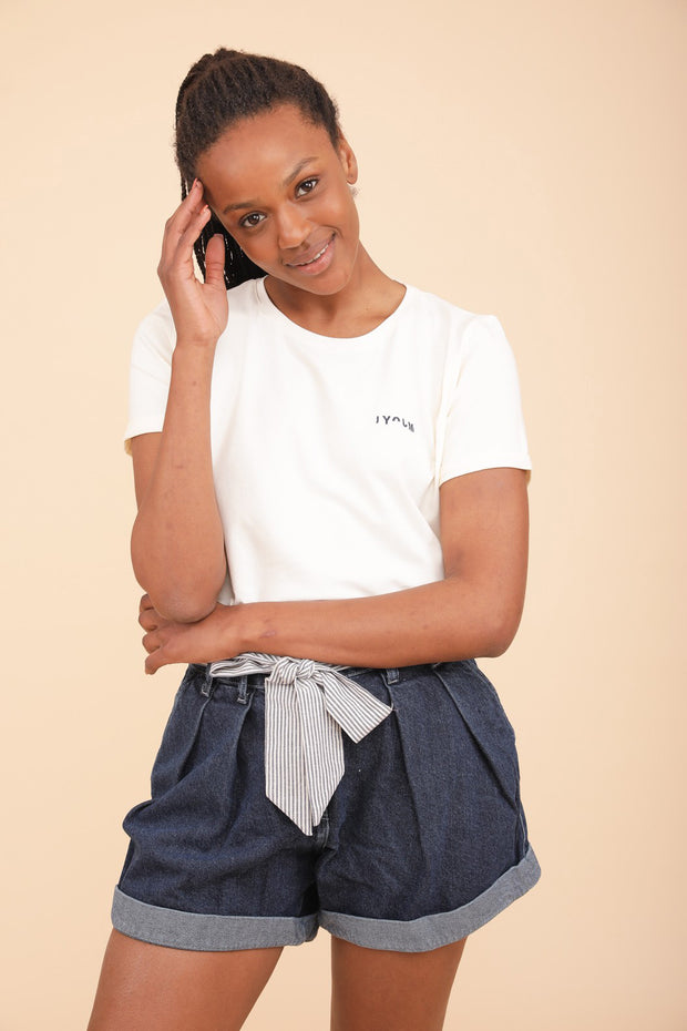 Nouveau t-shirt LYOUM pour femme. Coupe droite indémodable et encolure ronde. Petit LYOUM en hiéroglyphe brodé au coeur.