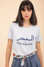T-shirt méditerranée pour femme, coupe droite parfaite et manches courtes à revers. 'La Mer Méditerranée' en mix arabe et français sur le devant. 