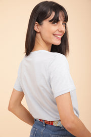 T-shirt méditerranée pour femme, coupe droite parfaite et manches courtes à revers. Belle couleur bleu ciel.