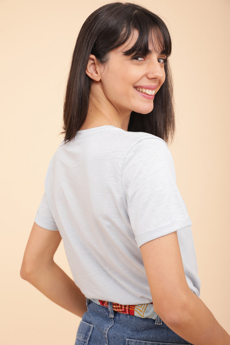 T-shirt méditerranée pour femme, coupe droite parfaite et manches courtes à revers. Belle couleur bleu ciel.