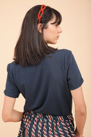 Nouveau t-shirt LYOUM pour femme. Coupe droite indémodable et encolure ronde le tout dans une matière douce et fluide en coton bio. Couleur blue navy.