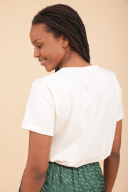 L'iconique t-shirt classique pour femme est de retour. Coupe droite parfaite, encolure ronde et manches courtes à revers. 