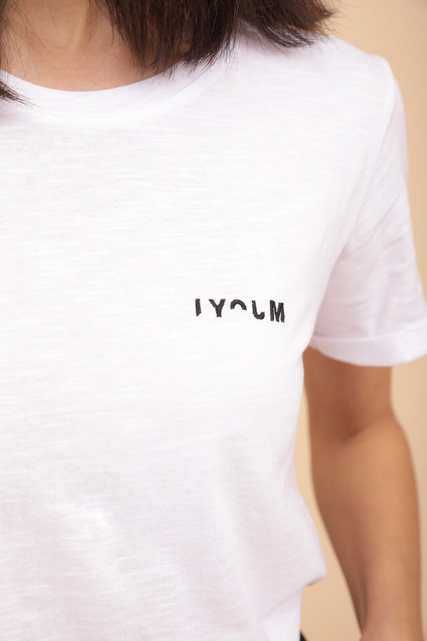 Découvrez le nouveau t-shirt pour femme. Coupe parfaite et manches courtes, déjà un iconique. Signature LYOUM : petit LYOUM en hiéroglyphe brodé au coeur.