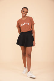 Découvrez le nouveau t-shirt Yalla pour femme, un must-have. Nouvelle couleur marron sable, irrésistible ! 