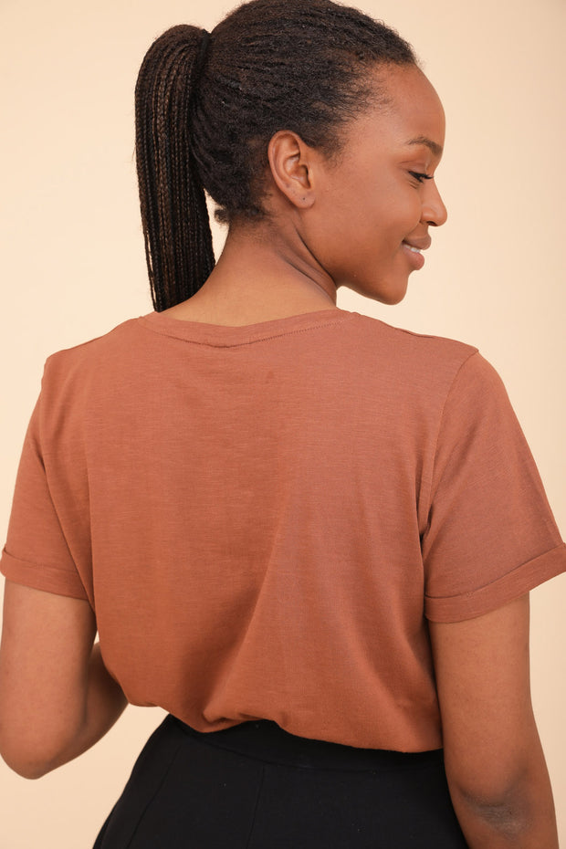 Nouveau t-shirt LYOUM pour femme. Coupe droite indémodable et encolure ronde.