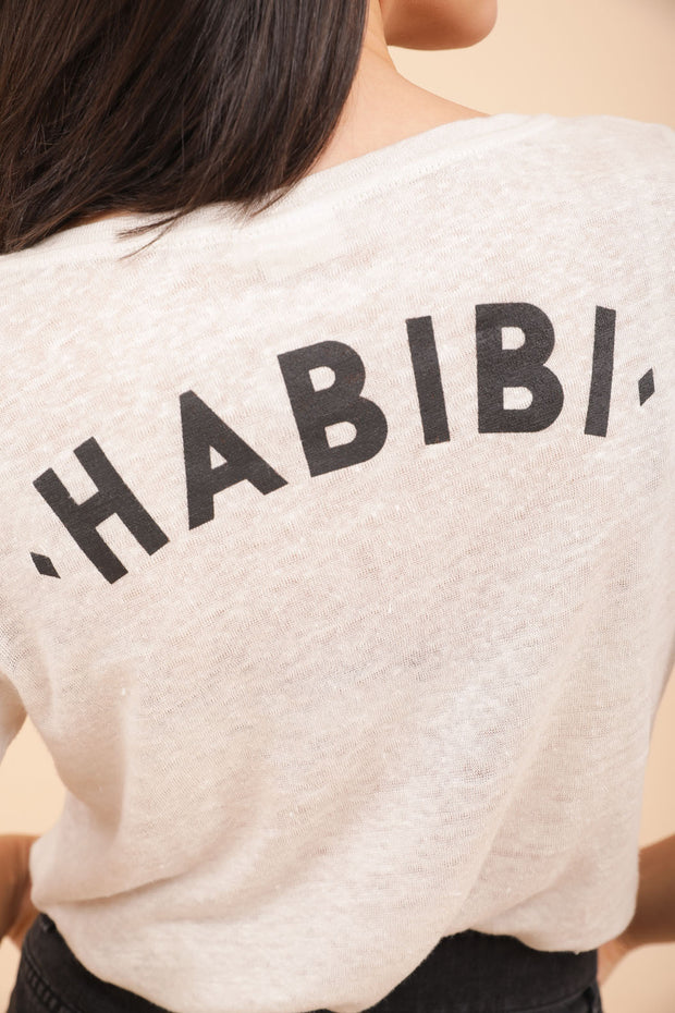 Message iconique, ‘Habibi' ('Mon Amour' en arabe) au dos.
