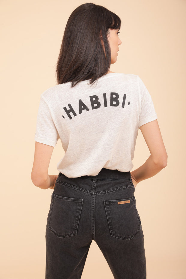 Découvrez le nouveau t-shirt habibi pour femme .Coupe parfaite,  manches courtes et 'habibi' sérigraphié au dos.