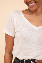 Nouveau t-shirt LYOUM pour femme. Coupe droite indémodable et col V le tout dans une matière douce et fluide en lin, couleur grège.