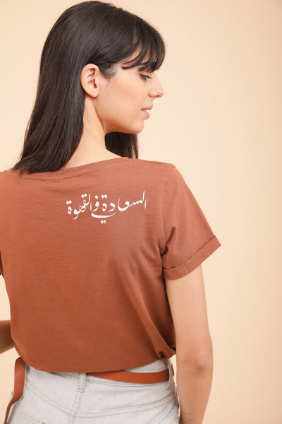 Nouveau t-shirt LYOUM pour femme. Coupe droite indémodable et col V , couleur marron sable. Belle calligraphie LYOUM exclusive derrière l'épaule.
