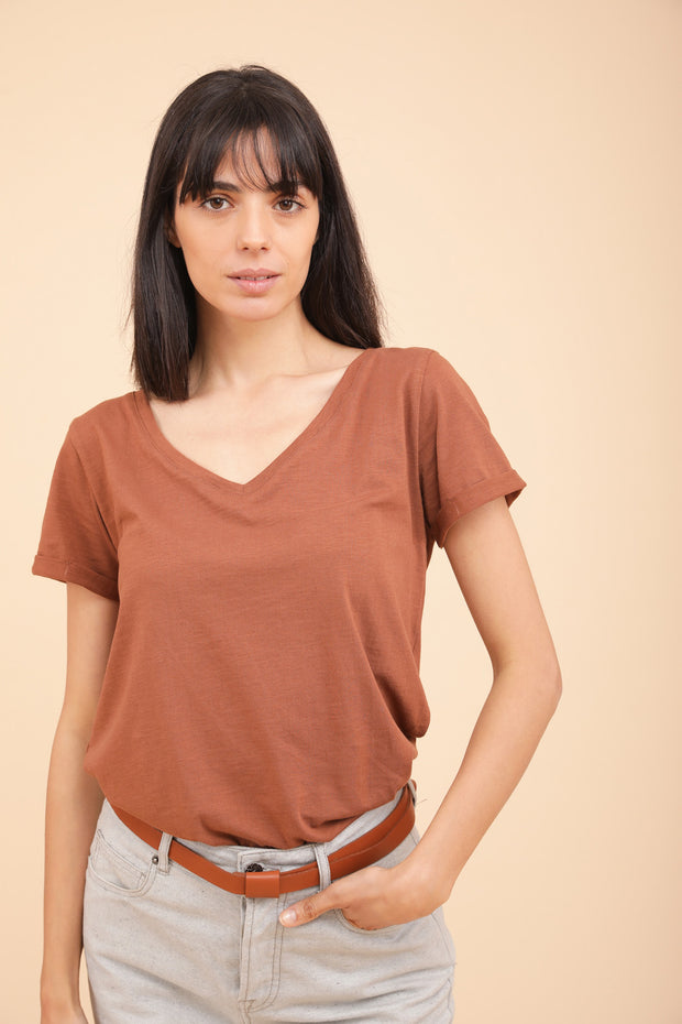 Nouveau t-shirt LYOUM pour femme. Coupe droite indémodable et col V , couleur marron sable.