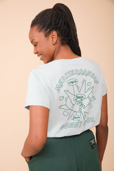 Découvrez le nouveau t-shirt pour femme. Coupe parfaite, col V et manches courtes. Nouvelle illustration solaire exclusive 'Mediterranean Sunny Soul'.