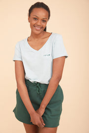Nouveau t-shirt LYOUM pour femme. Coupe droite indémodable et col V, couleur vert menthe clair.