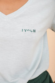 Elégant col v et petite hiéroglyphe LYOUM au coeur.