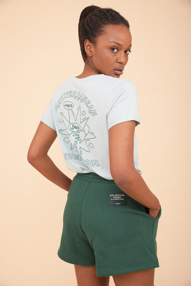 Découvrez le nouveau t-shirt pour femme. Coupe parfaite, col V et manches courtes. Nouvelle illustration solaire exclusive 'Mediterranean Sunny Soul'.