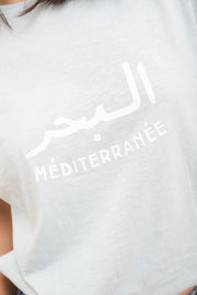 Découvrez le nouveau crop pour femme, belle couleur bleu clair et message LYOUM exclusif 'La Mer Méditerranée' en mix arabe et français sérigraphié sur le devant
