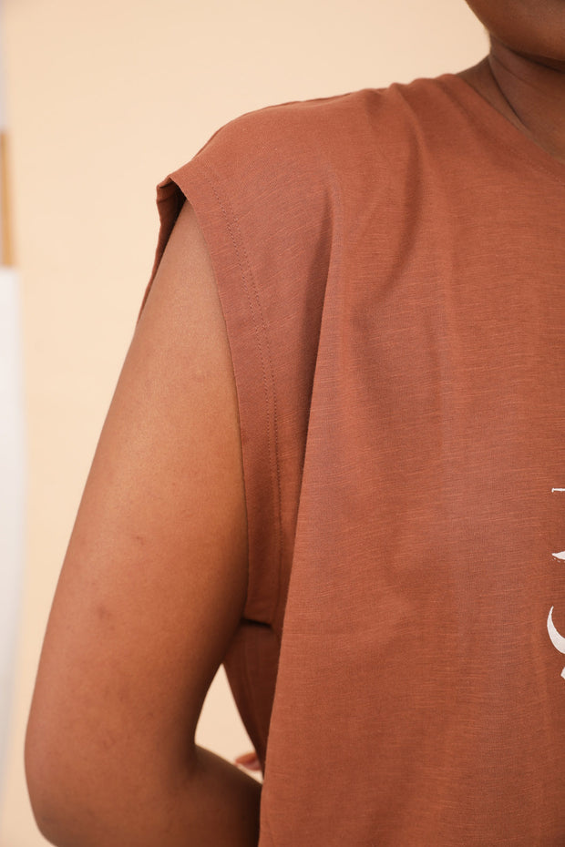 Nouveau crop pour femme, manches courtes légèrement tombantes.