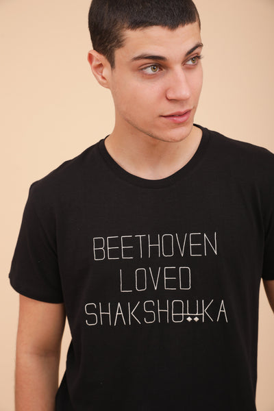 T-shirt LYOUM pour homme. Coupe droite, encolure ronde et manches courtes. Couleur noir charbon et signature LYOUM : ‘Beethoven loved Shakshouka’ brodé sur le devant en fil écru.