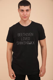 Découvrez le nouveau t-shirt pour homme by LYOUM. Coupe parfaite et manches courtes, déjà un iconique. ‘Beethoven loved Shakshouka’ brodé sur le devant en fil écru.