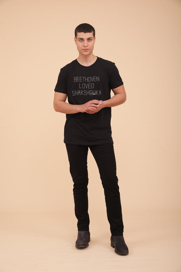 Indémodable, le t-shirt classique pour homme by LYOUM. Coupe droite parfaite et manches courtes en coton tout doux.