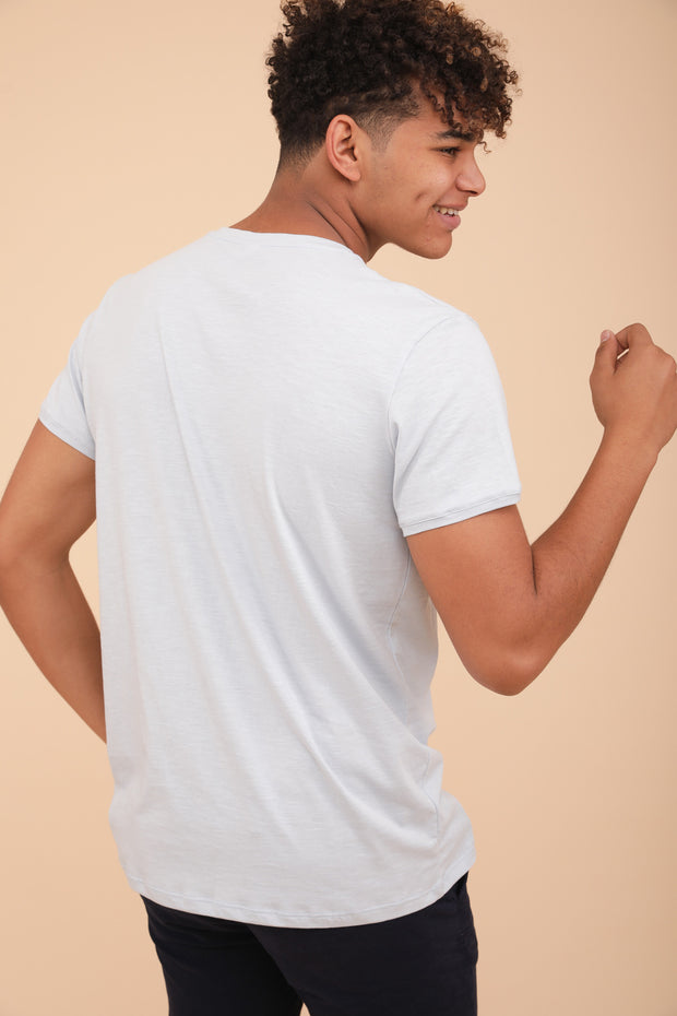 T-shirt manches courtes pour homme by LYOUM. Coupe droite et encolure ronde en coton, ultra doux. Couleur bleu clair. 