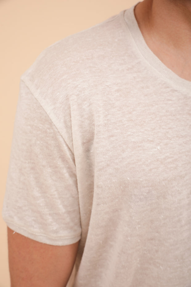 T-shirt LYOUM pour homme. Coupe droite, encolure ronde et manches courtes. Couleur grège.