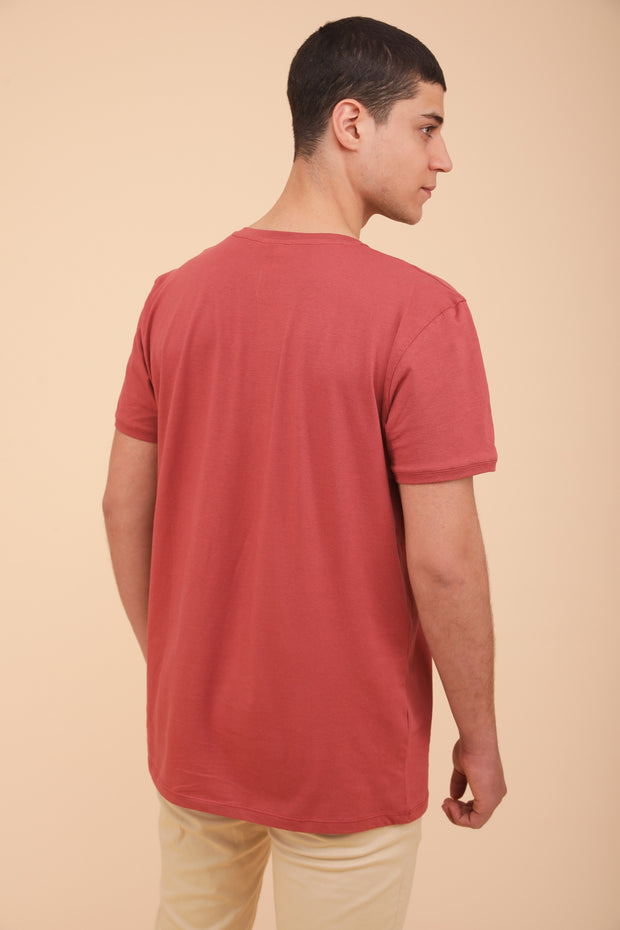 Nouveau t-shirt LYOUM pour homme. Coupe droite indémodable et col rond, le tout dans une matière douce et fluide en coton bio, couleur 