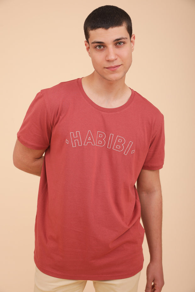 Indémodable, le t-shirt habibi pour homme by LYOUM maintenant en coton bio. Coupe droite, encolure ronde et manches courtes. T-shirt 'Habibi' ('mon Amour' en arabe), lettres brodées .