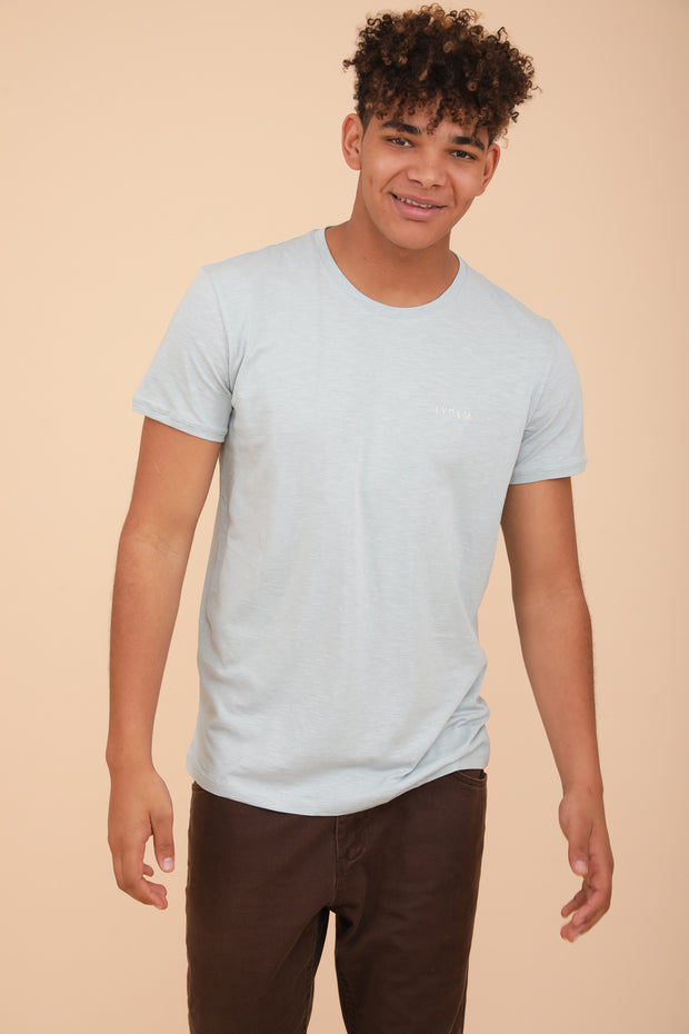 Nouveau t-shirt loose LYOUM pour homme. Coupe loose, longueur plus ample, manches légèrement tombantes et encolure ronde.