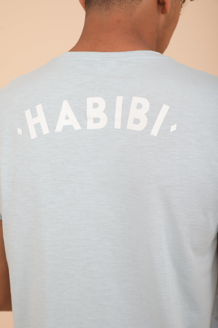Message iconique, ‘Habibi' ('Mon Amour' en arabe) sérigraphié au dos.