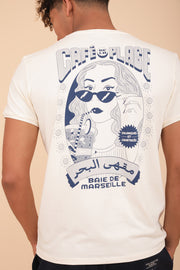 T-shirt Marseille pour homme. Coupe droite parfaite et manches courtes, couleur écru. Illustration exclusive 'Café de la Plage' version Baie de Marseille au dos.