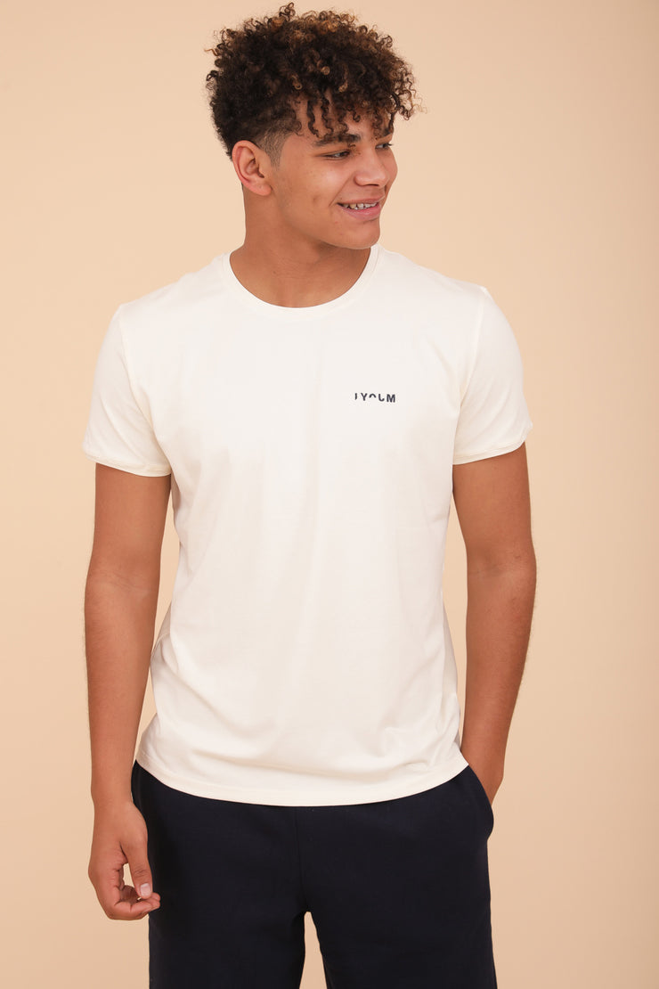  T-shirt manches courtes pour homme by LYOUM. Coupe droite et encolure ronde en coton bio, ultra doux. Petit LYOUM en hiéroglyphe brodé au coeur.