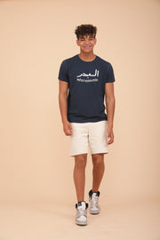 Découvrez le nouveau t-shirt pour homme by LYOUM. 'La Mer Méditerranée' en mix arabe et français sur le devant, coupe parfaite et manches courtes, couleur blue navy.