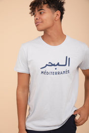 T-shirt méditerranée pour homme, coupe droite parfaite et manches courtes, couleur bleu clair.  'La Mer Méditerranée' en mix arabe et français sur le devant. 