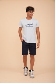 Découvrez le nouveau t-shirt pour homme by LYOUM. 'La Mer Méditerranée' en mix arabe et français sur le devant, coupe parfaite et manches courtes, déjà un iconique.