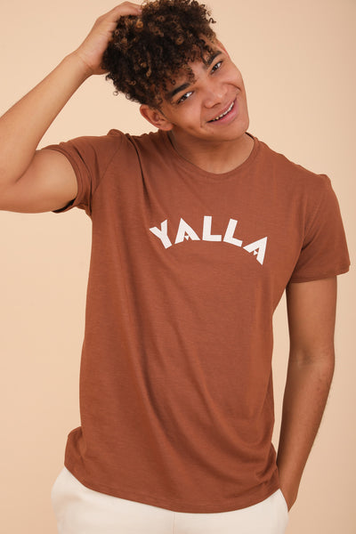 Nouveau t-shirt LYOUM Yalla pour homme. Coupe droite indémodable et encolure ronde le tout dans une matière douce et fluide en coton, couleur marron sable.