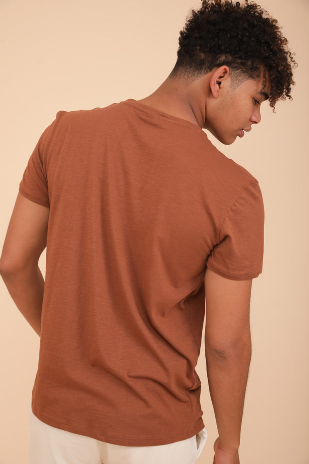 T-shirt LYOUM pour homme. Coupe droite, encolure ronde et manches courtes. Couleur marron sable.