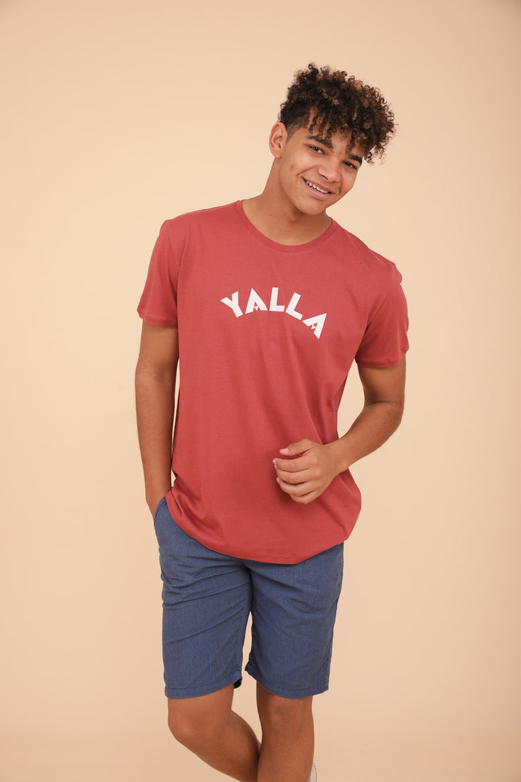 Nouveau t-shirt LYOUM Yalla pour homme. Coupe droite indémodable et encolure ronde le tout dans une matière douce et fluide en coton, couleur rouge grenat. 