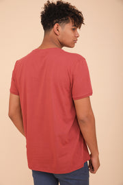 T-shirt manches courtes pour homme by LYOUM. Coupe droite et encolure ronde en coton, ultra doux. Couleur rouge grenat.