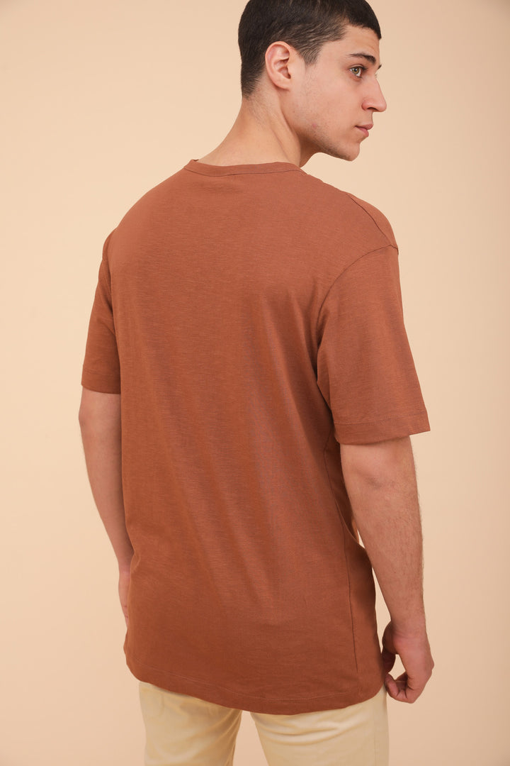 Vue dos du tshirt LYOUM terracotta coupe ample.