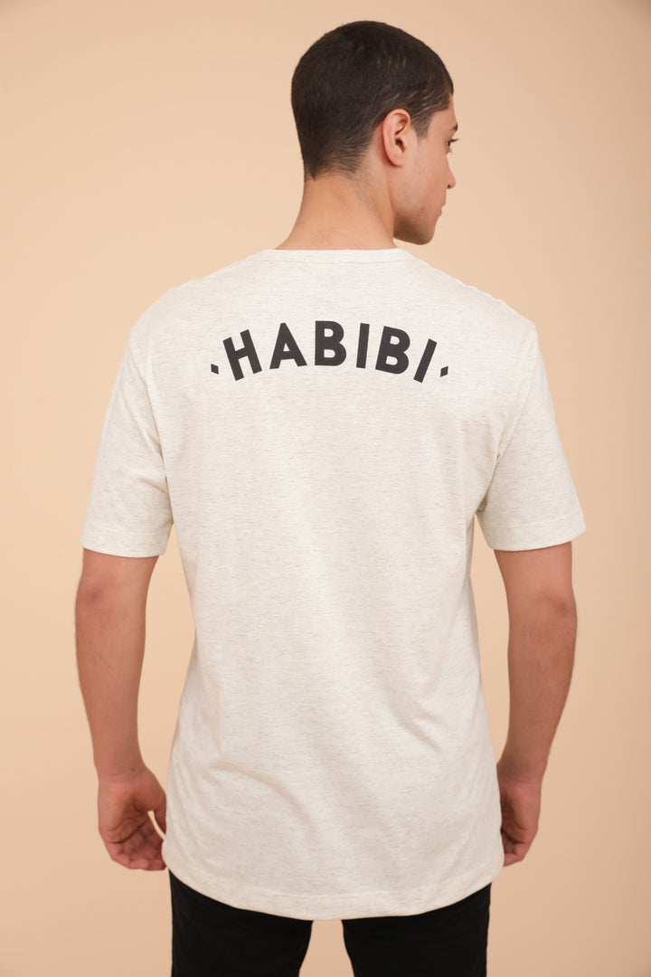 Découvrez le nouveau t-shirt loose pour homme by LYOUM. Coupe loose manches légèrement tombantes, le tout dans une matière douce et fluide en coton. Signature LYOUM 'Habibi' sérigraphié au dos.