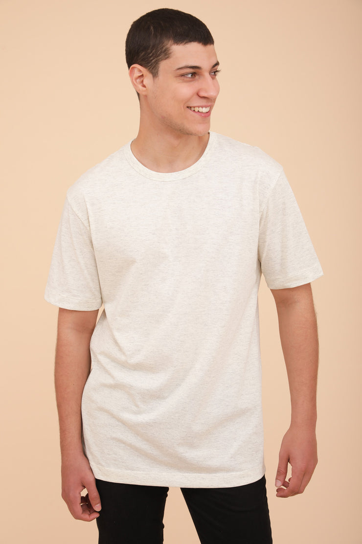 Nouveau : le t-shirt loose pour homme by LYOUM. Coupe loose et manches légèrement tombantes, en coton tout doux.